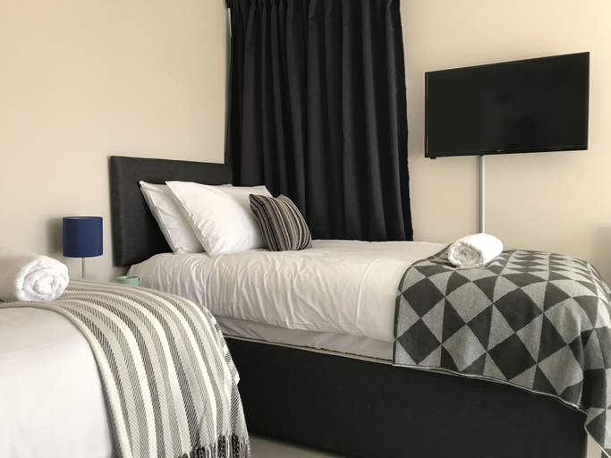Others 5, Dockside Lodge, Sefton