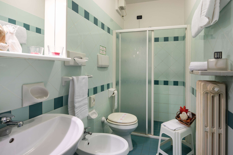 Bathroom 5, EURO b&b, Rimini