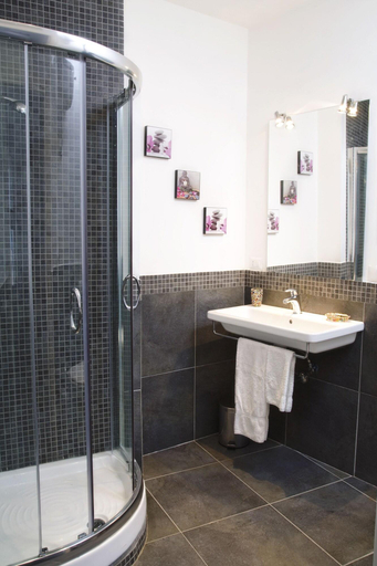 Bathroom 4, Le Cupole, Roma