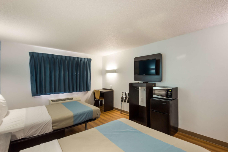 Bedroom 2, Motel 6 Rothschild, WI, Marathon