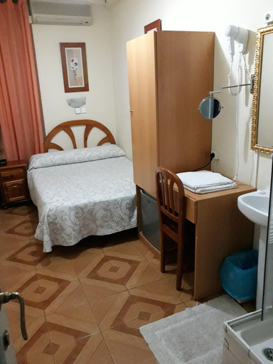Bathroom 4, Hostal Fuentesol, Madrid
