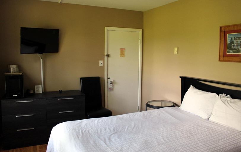 Bedroom 4, Colonial Resort Spa, Leeds and Grenville