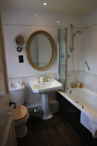 Bathroom 4, Broadway Hotel, Worcestershire