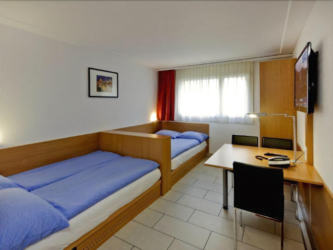 Bedroom 3, Good Night Inn, Brig