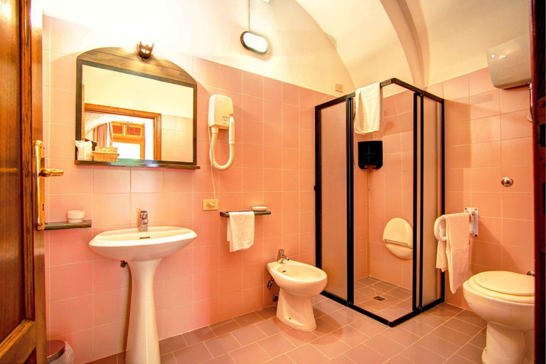 Bathroom 4, Villa Rioddi, Pisa
