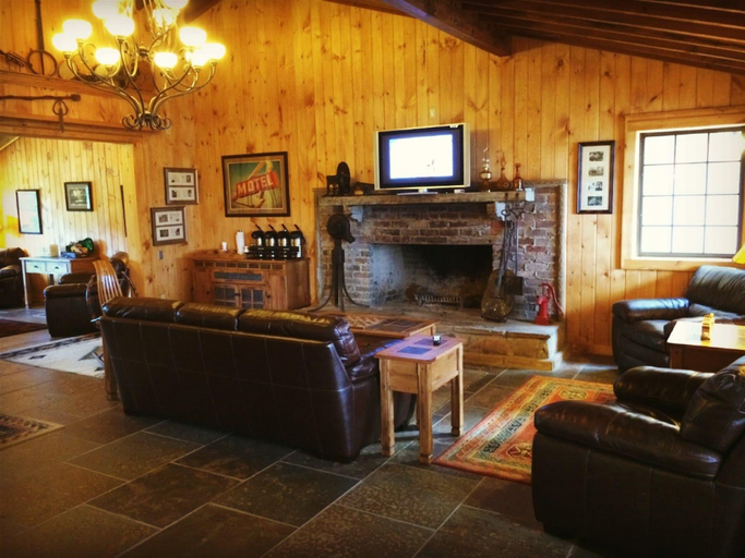 Public Area 2, The Smokehouse Lodge and Cabins, Grundy