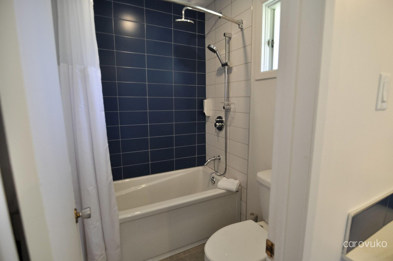 Bathroom 4, Riôtel Percé, Le Rocher-Percé
