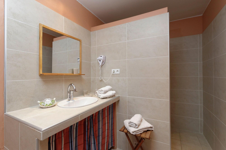 Bathroom 4, Domaine des Clos, Gard
