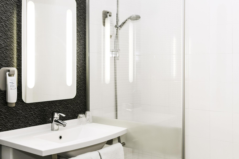 Bathroom 3, ibis Mulhouse Ile Napoléon, Haut-Rhin