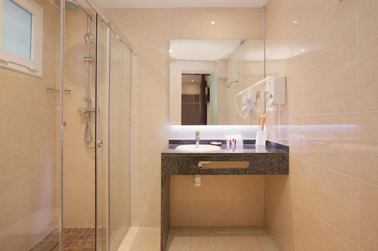 Bathroom 5, Hostal Fernando, Barcelona