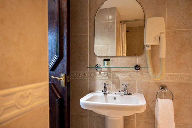 Bathroom 4, Queen s Hotel, Portsmouth
