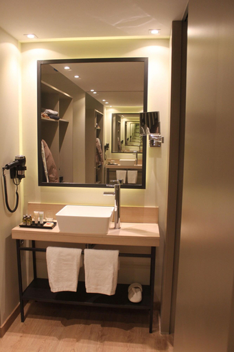Bathroom 5, Hotel Well And Come, Barcelona