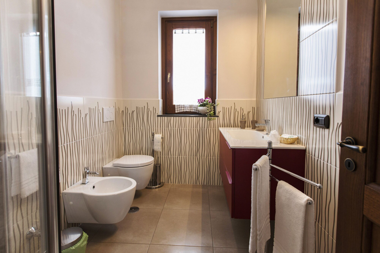 Bathroom 4, San Nicola, Napoli