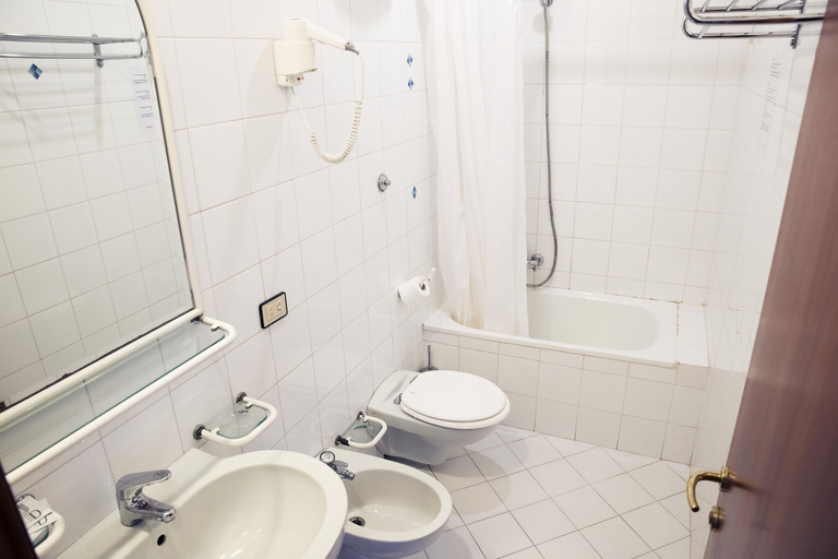 Bathroom 5, Anacapri, Roma