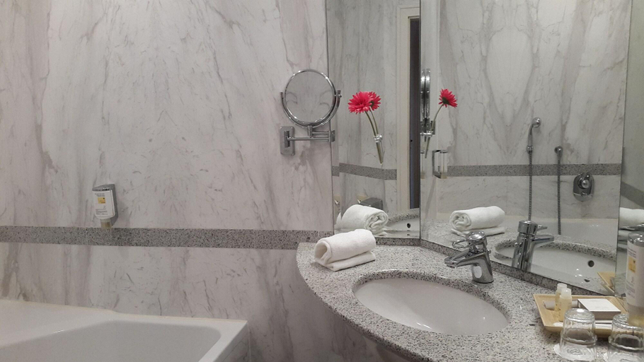 Bathroom 4, SORAT Insel-Hotel, Regensburg