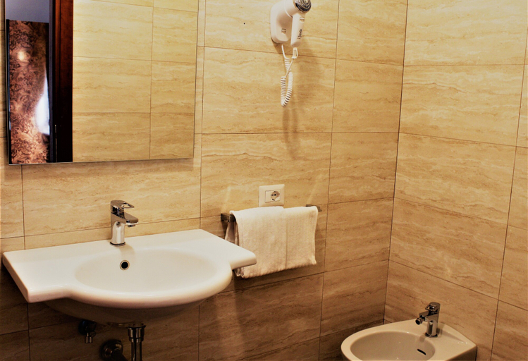 Bathroom 4, Anacapri, Roma