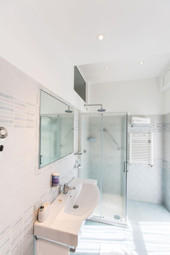 Bathroom 4, Hotel Delfino, Ancona