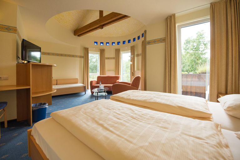 Bedroom 4, Berghotel Kristall, Birkenfeld