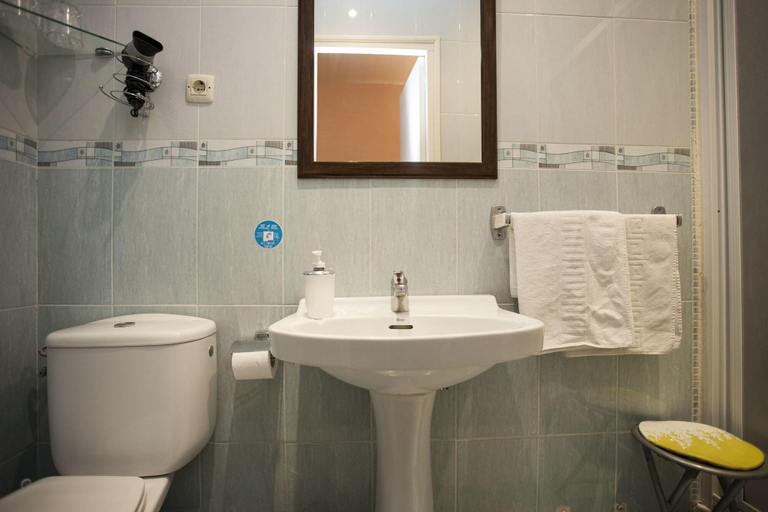 Bathroom 4, Hostal Armesto, Madrid