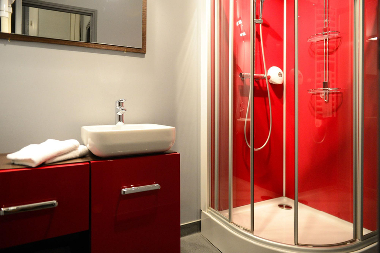 Bathroom 5, Brit Hotel du Dauphin, Orne