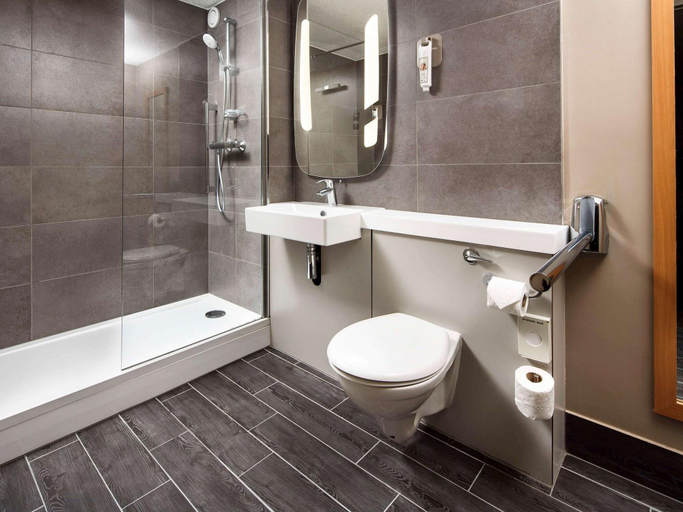 Bathroom 4, ibis Coventry South, Coventry