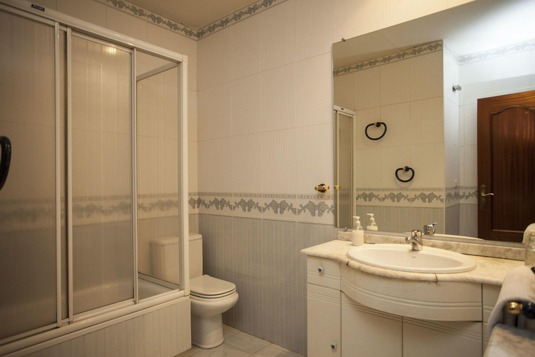 Bathroom 5, Hostal Armesto, Madrid