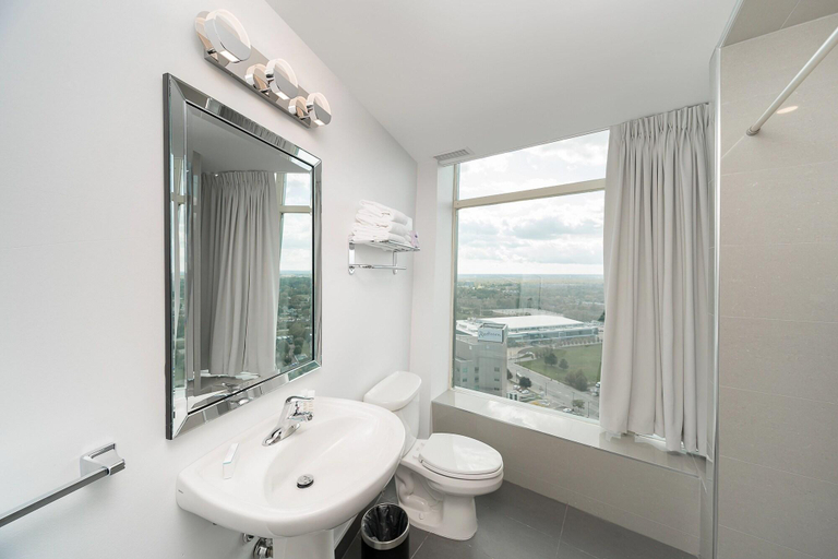 Bathroom 4, The Tower Hotel, Niagara