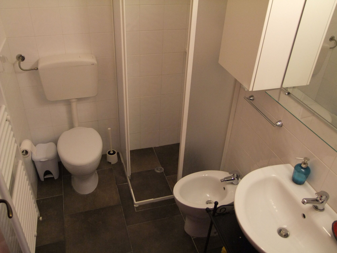 Bathroom 3, A naca, Ragusa