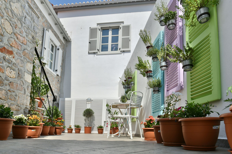 Public Area, Hydra's Pearl, Attica