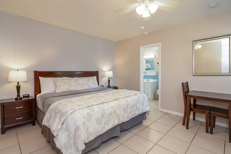 Bedroom 5, Fairways Inn of Naples, Collier