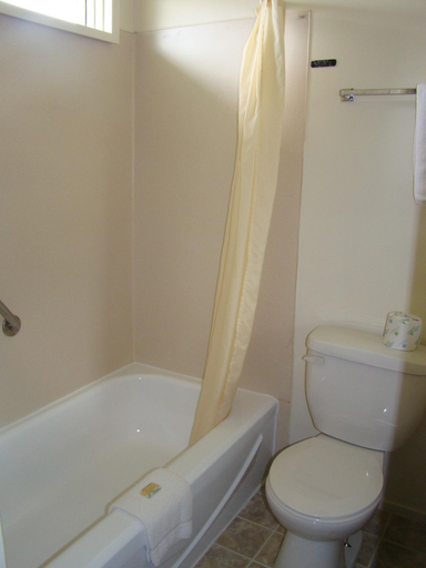 Bathroom 5, Colonial Resort Spa, Leeds and Grenville