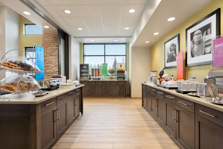 Food & Drinks 5, Hampton Inn Suites Snoqualmie, King