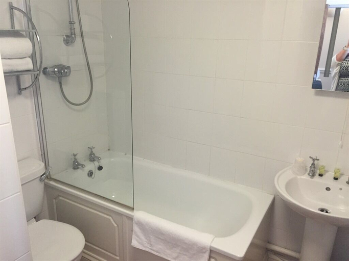 Bathroom 3, The Terrace Lodge Hotel, Somerset