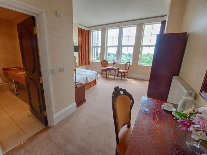 Bedroom 3, Queen s Hotel, Portsmouth