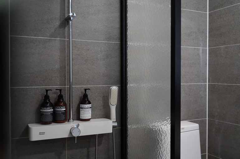 Bathroom 4, Havana, Pohang