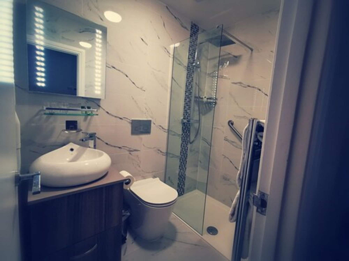 Bathroom 4, Kings Hotel, Buckinghamshire