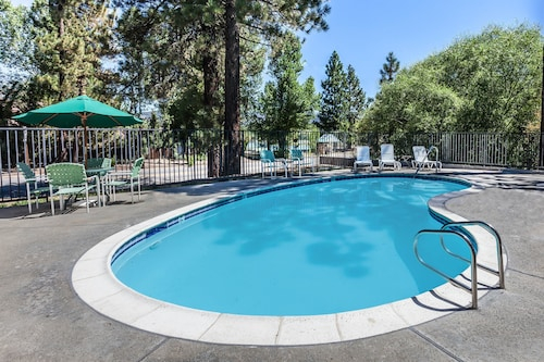 Travelodge by Wyndham Big Bear Lake CA, San Bernardino