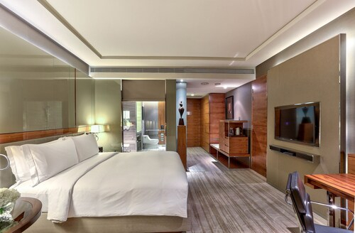 Hilton Sukhumvit Bangkok, Khlong Toey