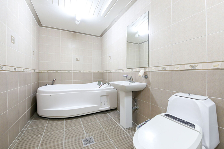 Bathroom 5, Noblesse Hotel, Gwangsan