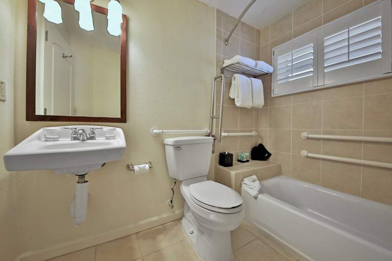 Bathroom 5, Seaside Inn, Lee