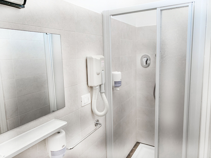 Bathroom 4, President's, Pesaro E Urbino