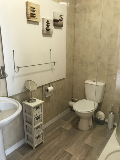 Bathroom 4, Rose and Crown at Redmarley, Gloucestershire