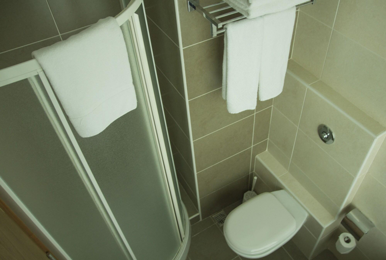 Bathroom 4, Water's Edge
