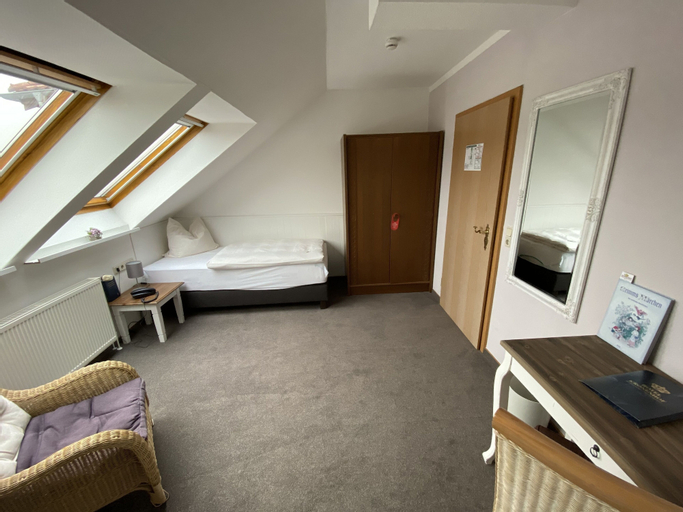 Bedroom 4, Hotel & Restaurant Kronenhof am Weser-Radweg, Kassel