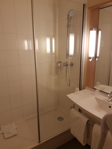 Bathroom 4, Ibis Évry-Courcouronnes, Essonne