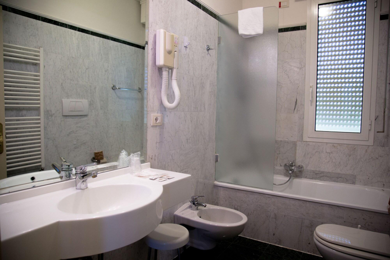 Bathroom 5, Hotel Cappelli, Pistoia