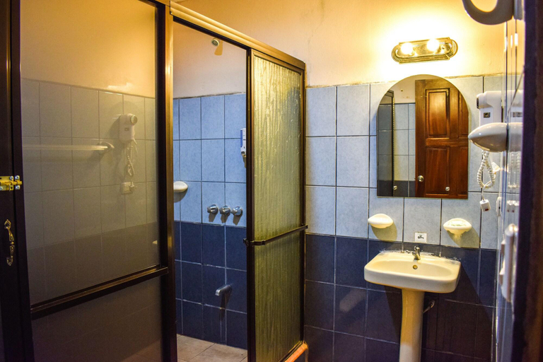 Bathroom 4, La Choza Inn, San Carlos