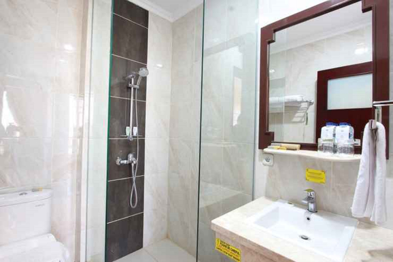 Bathroom 5, Royal Darmo Malioboro Hotel, Yogyakarta