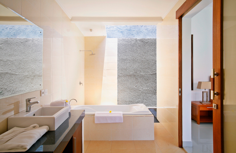 Bathroom 5, Kubu Manggala Villas Seminyak, Badung