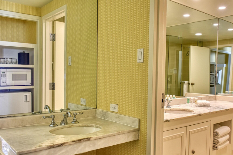 Bathroom 5, Little America Hotel Wyoming, Sweetwater